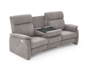 Graues Trapezsofa mit drei Sitzen, mittlerer Sitz mit heruntergeklappter Ablage, seitliche Perspektive