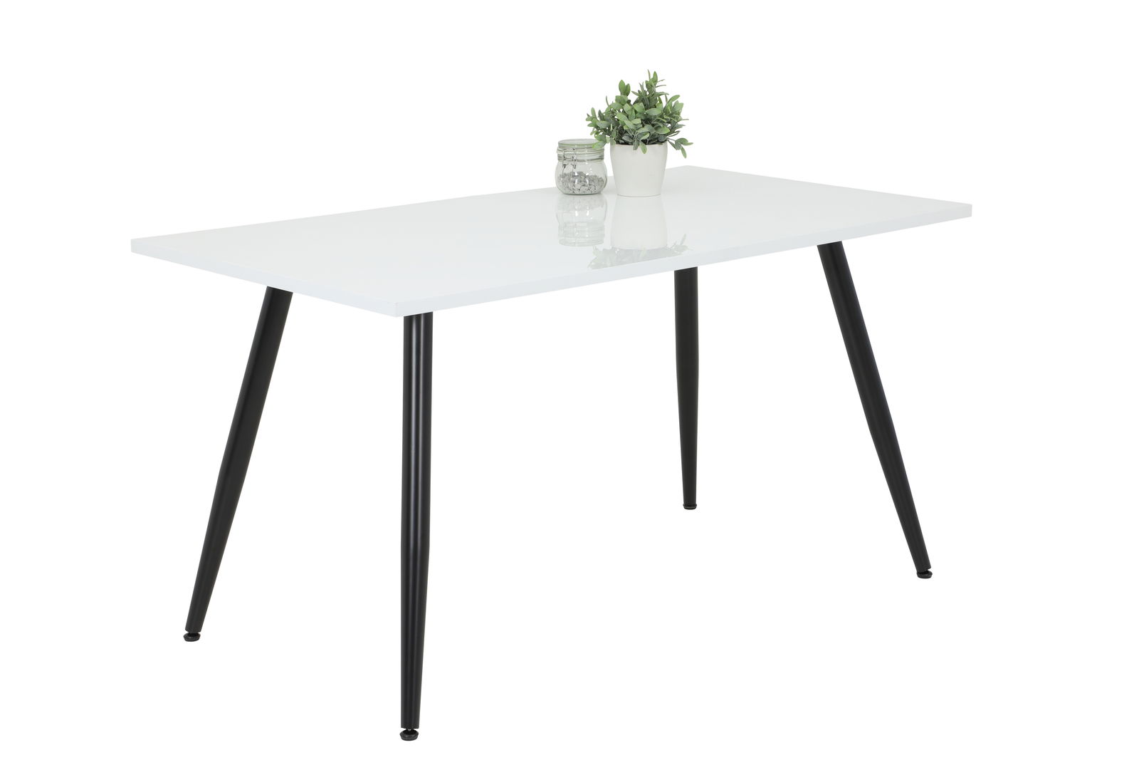 Moderner Esstisch mit weißer Tischplatte und schwarzen, schrägen Beinen, seitliche Perspektive, dekoriert mit einer kleinen Pflanze und einem Glasgefäß.