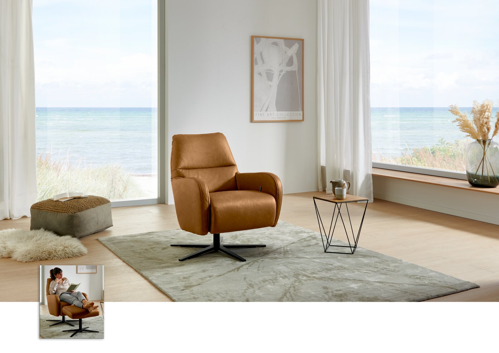 Beldomo Premium Sessel MÜHLHEIM Cognacfarbener Relaxsessel mit gepolsterten Armlehnen und schwarzem Drehkreuzfuß auf hellem Teppich in modernem Wohnzimmer mit Meerblick, Perspektive: frontale leicht seitliche Ansicht