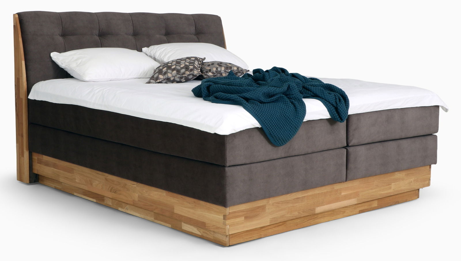 Boxspringbett mit braunem Stoffbezug und Holzrahmen, seitliche Perspektive