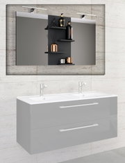 Modernes Badezimmer-Waschtischset mit weißem Doppelwaschtisch und schwebendem Unterschrank mit zwei Schubladen, darüber großer Spiegel mit mittigem schwarzem Regal und LED-Leuchten; frontale Ansicht
