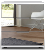 Moderne Nachtkommode mit drei Schubladen und spiegelnder Front, seitliche Perspektive