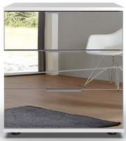 Moderne Nachtkommode mit drei Schubladen und spiegelnder Front, seitliche Perspektive