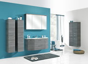 Moderner Spiegelschrank in einem stilvollen Badezimmer, frontal betrachtet, mit blauer Wand und grauen Schränken.