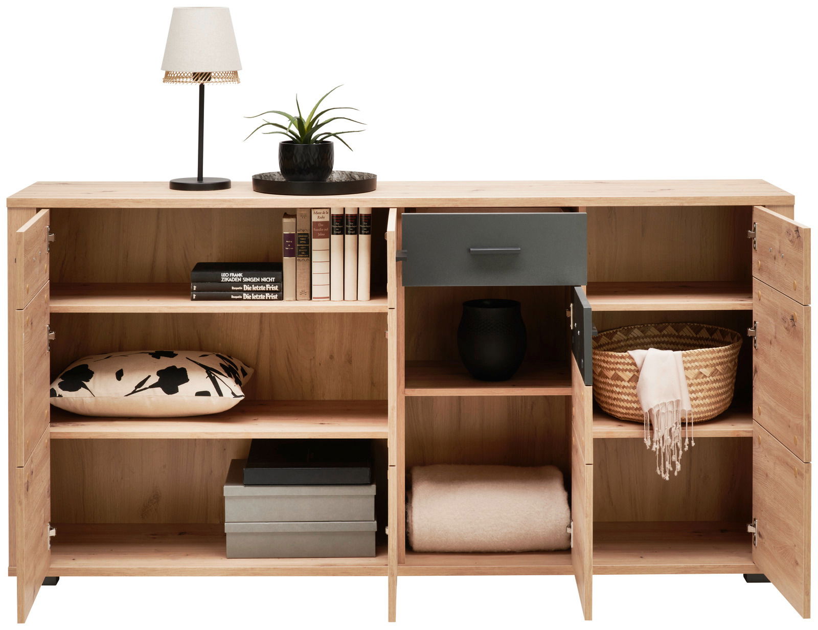 Frontale Ansicht eines Sideboards mit offenen Türen und Schubladen, dekoriert mit einer Lampe, Pflanze, Büchern und Körben.