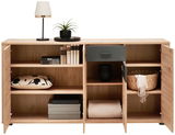 Frontale Ansicht eines Sideboards mit offenen Türen und Schubladen, dekoriert mit einer Lampe, Pflanze, Büchern und Körben.