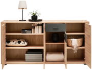 Frontale Ansicht eines Sideboards mit offenen Türen und Schubladen, dekoriert mit einer Lampe, Pflanze, Büchern und Körben.