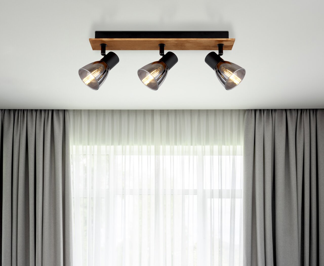 Globo Lighting Strahler CLAUDE Deckenstrahler mit drei verstellbaren Leuchten, montiert auf einer Holzplatte, Perspektive von unten