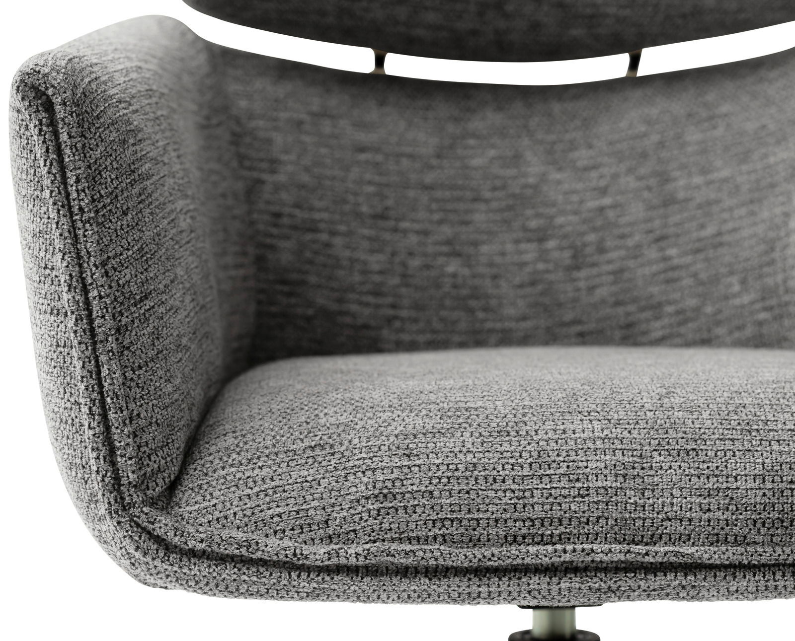 Nahaufnahme eines grauen Sessels mit texturierter Oberfläche, Vorderansicht