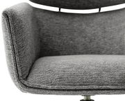 Nahaufnahme eines grauen Sessels mit texturierter Oberfläche, Vorderansicht