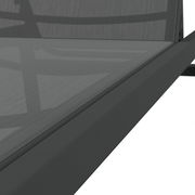 Nahaufnahme einer grauen Sonnenliege aus seitlicher Perspektive