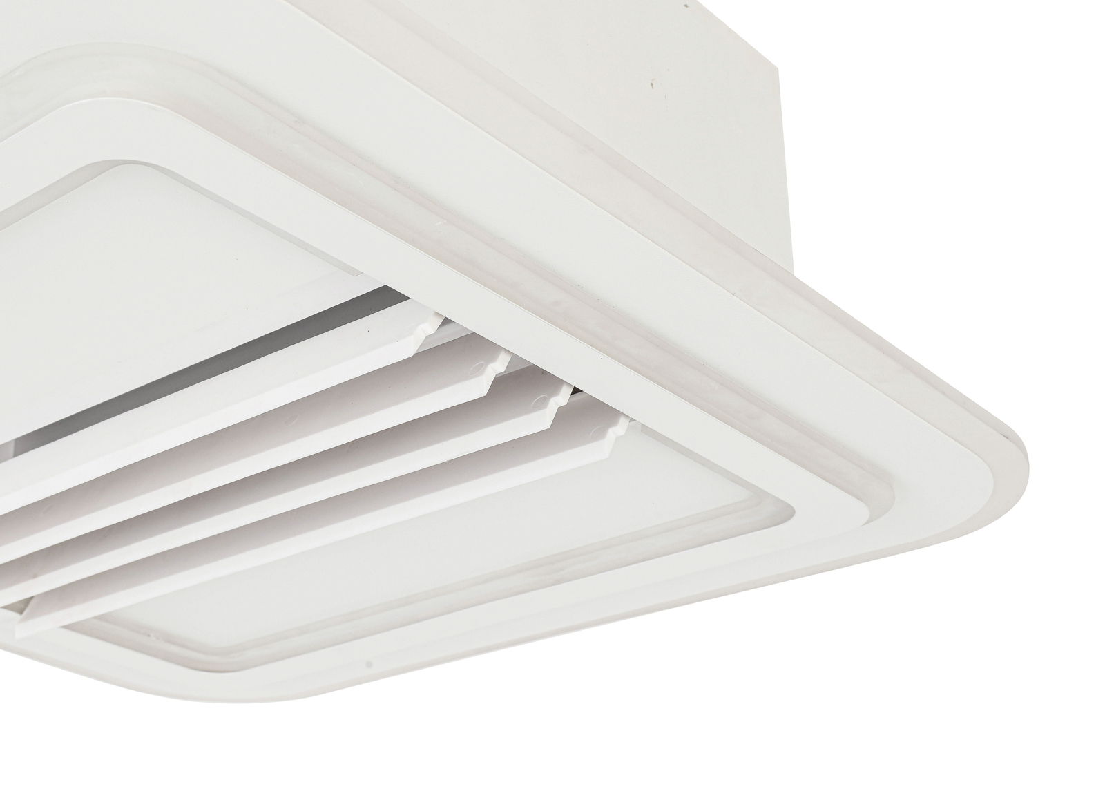 Deckenventilator aus der Seitenperspektive mit weißen Lamellen und modernem Design