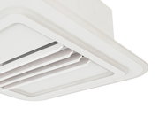 Deckenventilator aus der Seitenperspektive mit weißen Lamellen und modernem Design