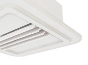 Deckenventilator aus der Seitenperspektive mit weißen Lamellen und modernem Design