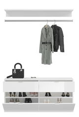 Frontale Ansicht einer weißen Garderobenkombination mit Kleiderstange, auf der Mäntel hängen, und einem Schuhschrank mit mehreren Paar Schuhen.
