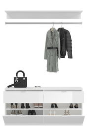 Frontale Ansicht einer weißen Garderobenkombination mit Kleiderstange, auf der Mäntel hängen, und einem Schuhschrank mit mehreren Paar Schuhen.