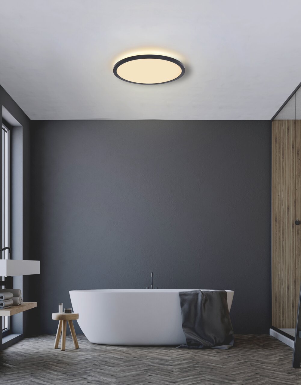 Moderne Deckenleuchte SAPANA in einem stilvollen Badezimmer, von unten betrachtet.