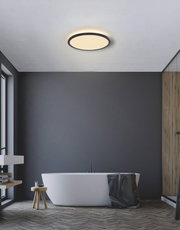 Moderne Deckenleuchte SAPANA in einem stilvollen Badezimmer, von unten betrachtet.