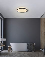 Moderne Deckenleuchte SAPANA in einem stilvollen Badezimmer, von unten betrachtet.