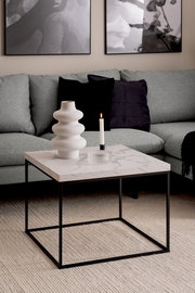 Moderner Couchtisch mit Marmoroptik und schwarzem Metallgestell, seitliche Perspektive