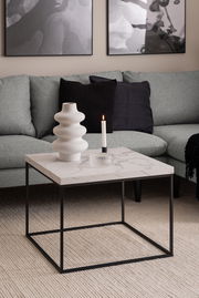 Moderner Couchtisch mit Marmoroptik und schwarzem Metallgestell, seitliche Perspektive