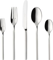 Set aus glänzendem Edelstahlbesteck, bestehend aus Gabel, Messer, Esslöffel, Teelöffel und Kuchengabel, frontal abgebildet.