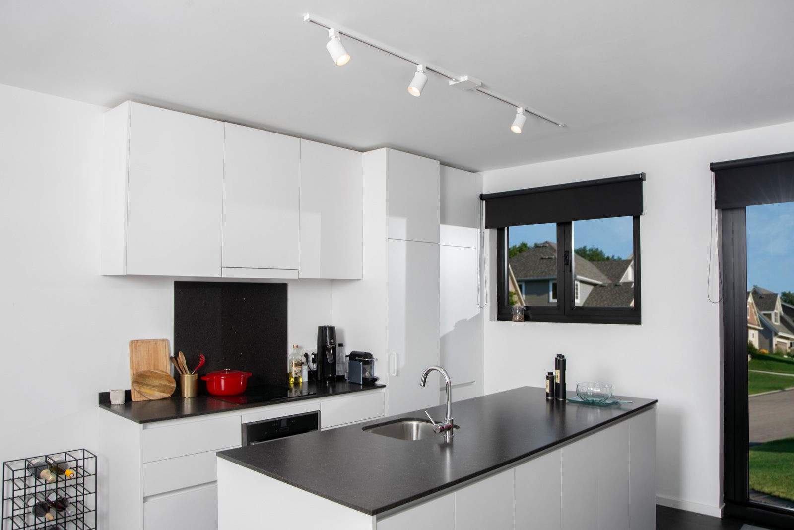 Moderne weiße Strahler NIGEL an der Decke einer stilvollen Küche, seitliche Perspektive