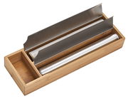 Bambus-Folienhalter mit zwei Abreißklingen, perspektivisch von oben fotografiert.