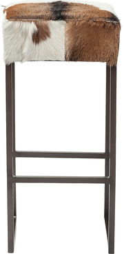 Hocker mit Fellbezug in verschiedenen Brauntönen, seitliche Perspektive