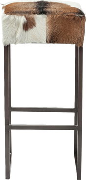 Hocker mit Fellbezug in verschiedenen Brauntönen, seitliche Perspektive