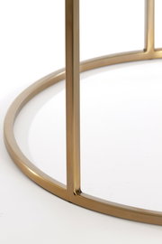 Nahaufnahme eines goldenen Metallrahmens eines Couchtisches aus der Seitenperspektive.