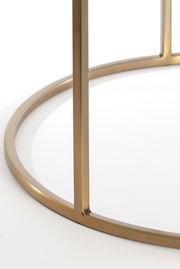 Nahaufnahme eines goldenen Metallrahmens eines Couchtisches aus der Seitenperspektive.