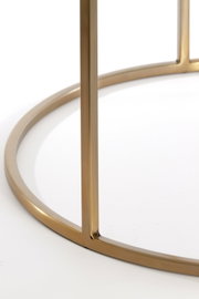 Nahaufnahme eines goldenen Metallrahmens eines Couchtisches aus der Seitenperspektive.