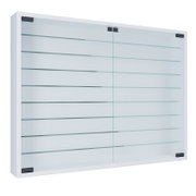 Modernes Wandregal/Glasvitrine mit weißem Rahmen, transparenten Glasböden und schwarzen Halterungen, in leichter Seitenansicht von vorne (3/4-Perspektive) vor weißem Hintergrund