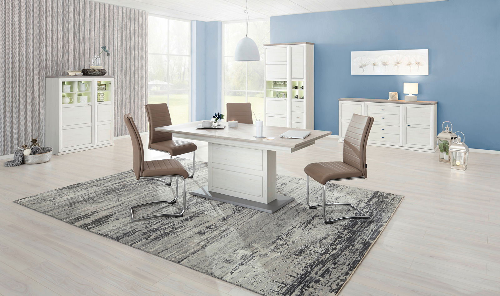 Esszimmer mit modernem Esstisch, vier Stühlen und Highboard in heller Holzoptik, seitliche Perspektive