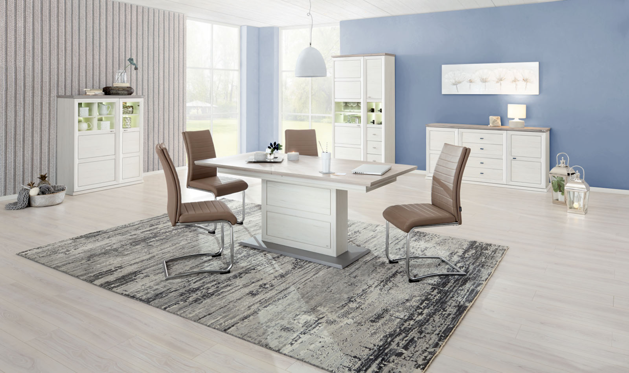 Hom´in Highboard CAMRON Esszimmer mit modernem Esstisch, vier Stühlen und Highboard in heller Holzoptik, seitliche Perspektive