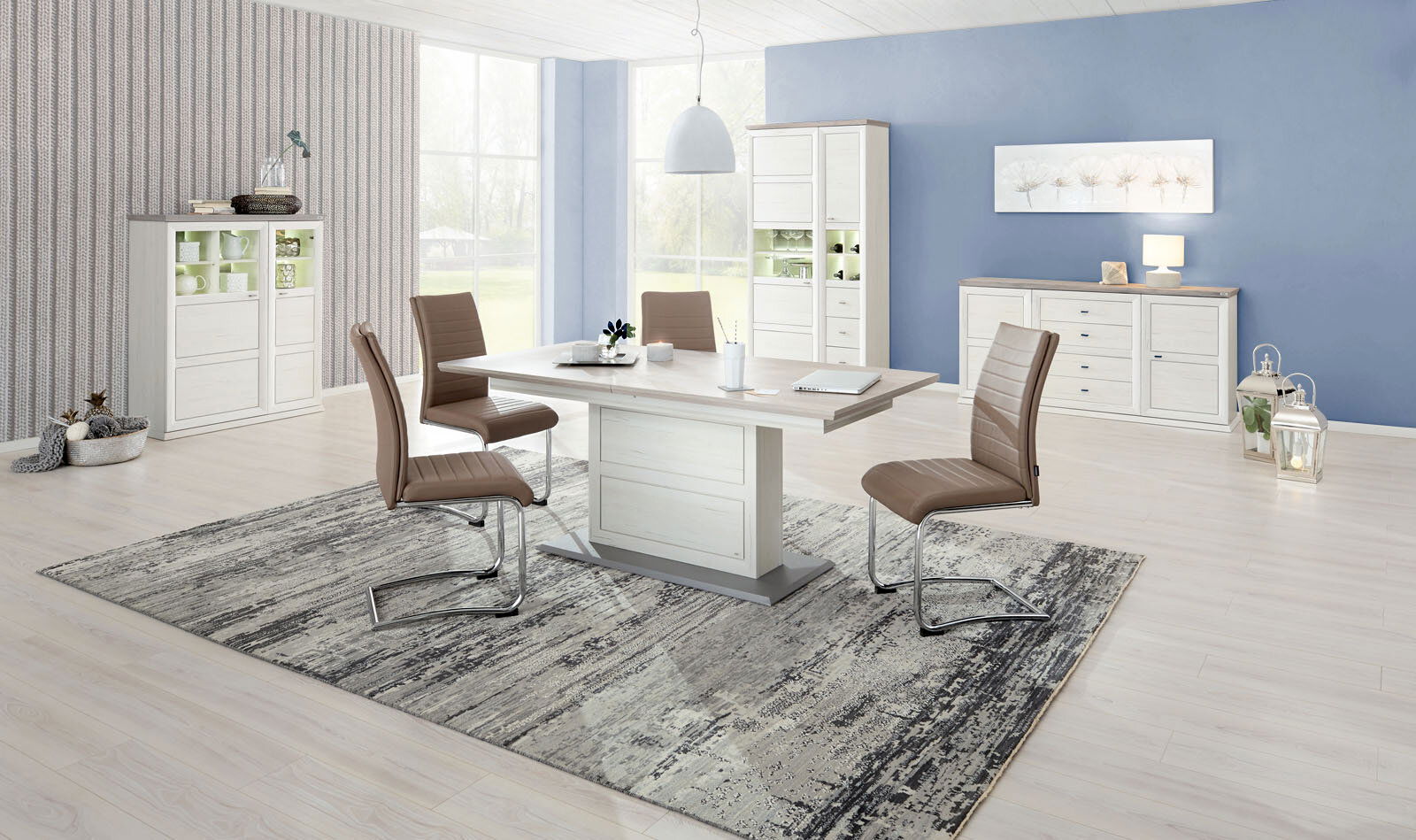 Hom´in Highboard CAMRON Esszimmer mit modernem Esstisch, vier Stühlen und Highboard in heller Holzoptik, seitliche Perspektive