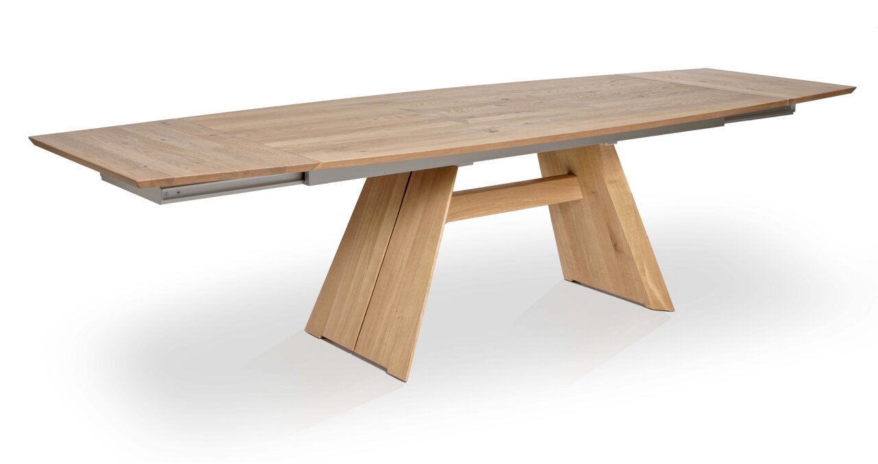 Moderner Esstisch aus Holz mit schrägen Beinen, seitliche Perspektive