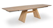 Moderne houten eettafel met schuine poten, zijaanzicht