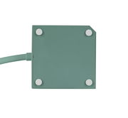 Grüner Steckdosenwürfel von unten mit vier runden Füßen und einem Kabelanschluss.