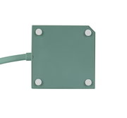 Grüner Steckdosenwürfel von unten mit vier runden Füßen und einem Kabelanschluss.