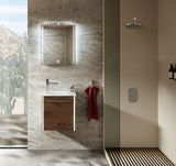 Modernes Gästebad mit beleuchtetem Spiegel, Waschbecken mit Holzunterschrank und Regendusche, seitliche Perspektive.
