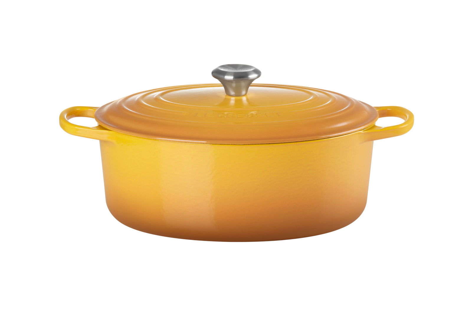 Ovaler Bräter in der Farbe Nectar mit Deckel und seitlichen Griffen, aus leicht erhöhter Perspektive.