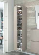 Moderner Hänge-Garderobenschrank mit geöffneter Tür, gefüllt mit Schuhen, in einer stilvollen Inneneinrichtung, seitliche Perspektive.