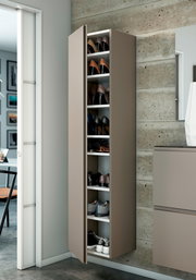 Moderner Hänge-Garderobenschrank mit geöffneter Tür, gefüllt mit Schuhen, in einer stilvollen Inneneinrichtung, seitliche Perspektive.