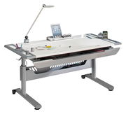 Moderner Schreibtisch mit höhenverstellbaren Beinen, ausgestattet mit einer Schreibtischlampe, Tablet-Halterung und mehreren Ablagefächern, seitliche Perspektive.