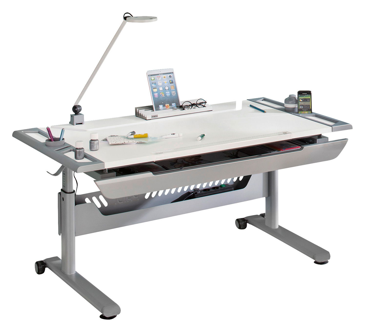 Moderner Schreibtisch mit höhenverstellbaren Beinen, ausgestattet mit einer Schreibtischlampe, Tablet-Halterung und mehreren Ablagefächern, seitliche Perspektive.