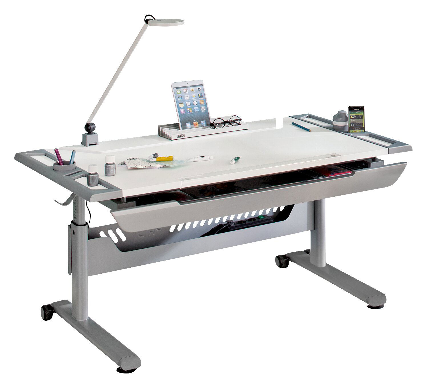 Moderner Schreibtisch mit höhenverstellbaren Beinen, ausgestattet mit einer Schreibtischlampe, Tablet-Halterung und mehreren Ablagefächern, seitliche Perspektive.