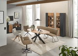Moderne Esszimmer-Szene mit ovaler Sitzbank und Esstisch aus Holz, seitliche Perspektive