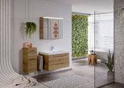 Moderne Badezimmermöbel in Holzoptik mit Waschbecken und Spiegel, seitliche Perspektive